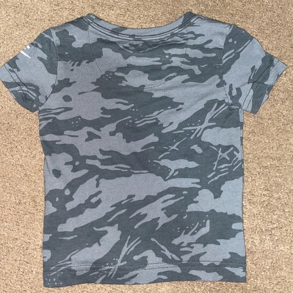 NWOT Nike Little Boys 2T Short-Sleeve All-Over Camo Swoosh Graphic Tee - Picture 3 of 4